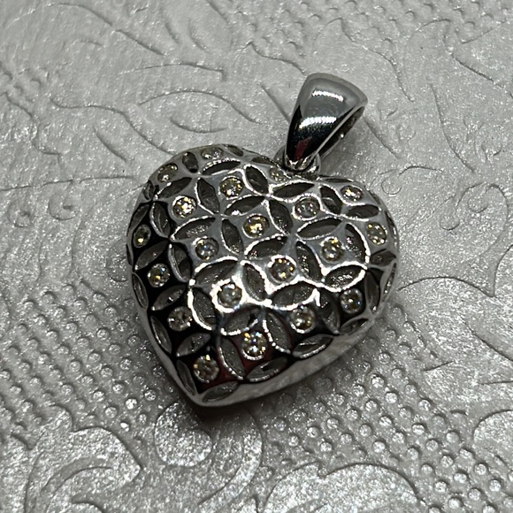 Beautiful 14K White Gold Diamond Heart Pendant - Picture 6 of 9